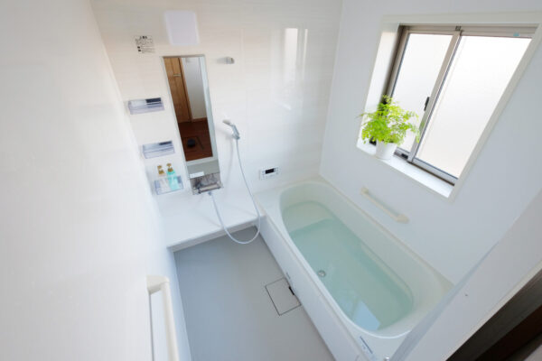 【我慢して使い続けるのはマイナス？】お風呂リフォームの目安とは